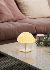 Mini Mush 17cm Creme tischlampe Von Halo Design - Mini Mush ist eine charmante und stilvolle Tischlampe, die von den Formen der Natur inspiriert ist.