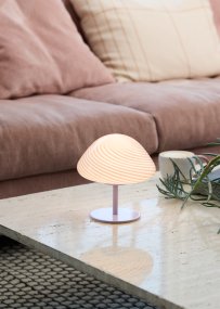 Mini Mush 17cm Lila tischlampe Von Halo Design - Mini Mush ist eine charmante und stilvolle Tischlampe, die von den Formen der Natur inspiriert ist.