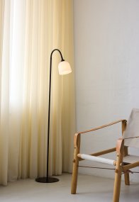 Glow 1 Schwarz stehlampe Von Halo Design - Der Opalglasschirm sorgt für eine angenehme Lichtverteilung im Raum und der Arm ist beweglich, sodass Sie die Lampe sowohl als Leselampe als auch als dekorative Allgemeinbeleuchtung verwenden können.