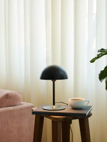 Boogie 25cm Mattschwarz tischlampe Von Halo Design - Die mattschwarze Farbe in Kombination mit den Messingdetails verleiht dem Raum Eleganz.