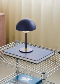 Moon Light 27cm Blau tragbare Von Halo Design - Der wiederaufladbare Akku sorgt f&uuml;r Flexibilit&auml;t und das mitgelieferte USB-Kabel erleichtert das Aufladen.