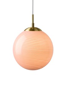 Candy Ball Ø25 Rosa hängelampe Von Halo Design - Der runde Schirm aus mundgeblasenem, rosafarbenem Glas besticht durch ein dekoratives, gedrehtes Muster, das der Leuchte einen einzigartigen Charakter verleiht.