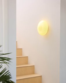 Candy Ø30 Cremeweiß deckenleuchte Von Halo Design - Das Glas spendet ein sanftes und angenehmes Licht, das eine warme und einladende Atmosphäre schafft.