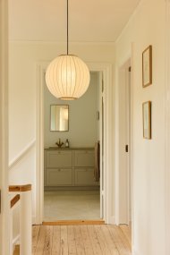 Balloon Ø40 Cremeweiß hängelampe Von Halo Design - Die elegante Pendelleuchte Balloon besticht durch ihr abgerundetes, ballonförmiges Design und wird so zum Blickfang in jedem Raum.
