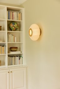Balloon Ø40 Cremeweiß deckenleuchte Von Halo Design - Der abgerundete, leicht abgeflachte Schirm aus cremeweißem, leinenartigem Textil wird durch dekorative Elemente aus Massivholz ergänzt, die der Leuchte eine warme und harmonische Ausstrahlung verleihen.