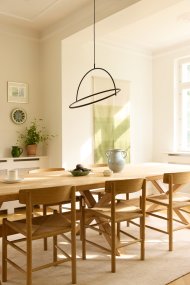 Tilt Ø60 Schwarz hängelampe Von Halo Design - Tilt ist eine moderne Pendelleuchte mit stilvollem, minimalistischem Design aus schwarzem Metall und eleganten Messingdetails.