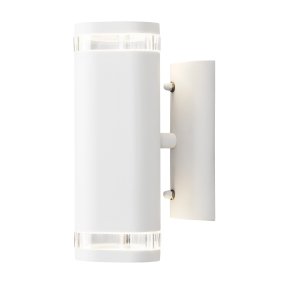Modena II Weiß außenlampe Von Konstsmide - Das Licht wird sowohl nach oben als auch nach unten gerichtet und erzeugt ein dekoratives und wirkungsvolles Lichtbild, das die Fassade aufwertet und dem Garten eine einladende Atmosph&auml;re verleiht.