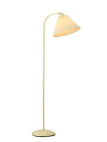 Medina Cremeweiß stehlampe Von Halo Design - Der breite Schirm spendet ein sanftes und angenehmes Licht, während der abgewinkelte Lampenkopf eine einfache Ausrichtung des Lichts ermöglicht.