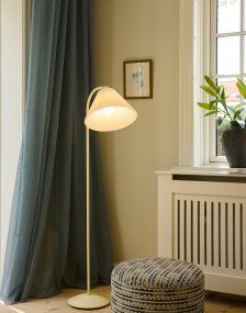 Medina Cremeweiß stehlampe Von Halo Design - Der breite Schirm spendet ein sanftes und angenehmes Licht, während der abgewinkelte Lampenkopf eine einfache Ausrichtung des Lichts ermöglicht.