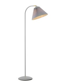 Medina Grau stehlampe Von Halo Design - Der breite Schirm spendet ein sanftes und angenehmes Licht, während der abgewinkelte Lampenkopf eine einfache Ausrichtung des Lichts ermöglicht.