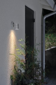 Modena Grau außenlampe Von Konstsmide - Das nach unten gerichtete Licht erzeugt ein weiches und wirkungsvolles Lichtbild, das die Fassade betont und f&uuml;r eine angenehme Au&szlig;enbeleuchtung sorgt.