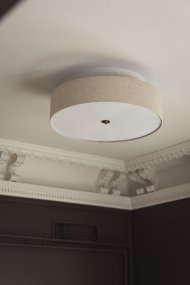 Noah Ø65 Beige deckenleuchte Von Globen Lighting - Sie ist mit polierten Messingdetails versehen, der Stoff hat ein lebendiges Muster und ein weißer Blendschutz am unteren Rand sorgt für ein angenehmes Licht.