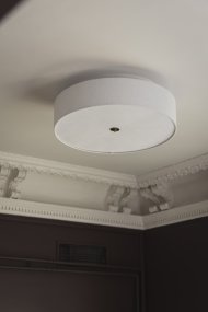 Noah Ø65 Weiß deckenleuchte Von Globen Lighting - Die stilvolle und dekorative Deckenleuchte Noah wird in Handarbeit aus weißem Leinenstoff gefertigt und besticht durch ihre schöne, lebendige Form.