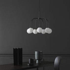 Waterfall Ø50 Schwarz hängelampe Von CO Bankeryd - Die Deckenleuchte passt gut über einen Esstisch in der Küche oder im Esszimmer und wird dort zu einem schlichten und modernen Blickfang im Raum.