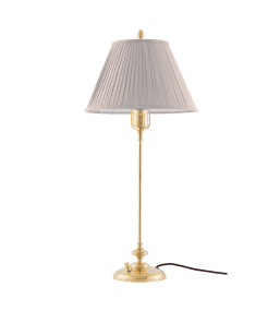 Moberg Messing Von Karlskrona lampfabrik - Lampsk&auml;rmen h&aring;lls upp av en m&auml;ssingslyra, vilket ger ett gedignare k&auml;nsla &auml;n sk&auml;rmar med fasta vitlackerade lyror.