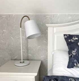 Ljusdal 50cm Weiß schreibtischlampe Von Aneta Lighting - Der flexible Arm erleichtert die Ausrichtung des Lichts dorthin, wo Sie es benötigen, und macht Ljusdal zu einer funktionalen und eleganten Wahl für Ihr Zuhause.