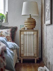 Svale 54cm Holz tischlampe Von Bloomingville - Eine perfekte Leuchte f&uuml;r alle, die Handwerkskunst, nat&uuml;rliche Materialien und warmes Licht sch&auml;tzen, das dem Raum Stil und Charakter verleiht.