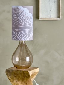 Leni 65cm Lila tischlampe Von Bloomingville - Die Tischleuchte Leni ist eine wundersch&ouml;ne und dekorative Leuchte, die Ihrem Interieur eine k&uuml;nstlerische Note verleiht.