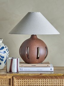 Liana 40cm Braun tischlampe Von Bloomingville - Der helle Leinenschirm bildet einen sch&ouml;nen Kontrast zum dunkleren Fu&szlig;, und die eleganten Einschnitte im Design verleihen der Leuchte eine leichte und stilvolle Ausstrahlung.