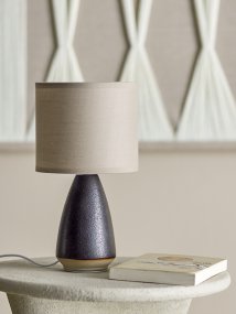 Paprica 28cm Schwarz tischlampe Von Bloomingville - Der stilvolle Steinzeugfu&szlig; kombiniert mit einem Leinenschirm in Naturton sorgt f&uuml;r einen warmen und harmonischen Ausdruck.