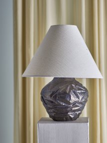 Carolla 50cm Braun tischlampe Von Bloomingville - Der schlichte beige Lampenschirm mit dezenten Streifen verbreitet ein sanftes und angenehmes Licht, das jeden Raum in einen warmen und gem&uuml;tlichen Ort verwandelt.