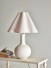 Heide 60cm Naturweiß tischlampe Von Bloomingville - Die fein strukturierte Oberfl&auml;che verleiht der Leuchte zus&auml;tzliche Tiefe und Charakter und verbreitet gleichzeitig ein weiches, angenehmes Licht.