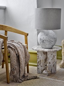 Isedora 60cm Beige tischlampe Von Bloomingville - Die Leuchte passt sowohl ins Wohnzimmer als auch ins Schlafzimmer oder in den Flur und dient sowohl als funktionale Beleuchtung als auch als dekoratives Detail, das dem Raum Pers&ouml;nlichkeit und Ruhe verleiht.