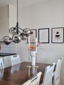 Atom Ø48 Rauchfarben hängelampe Von Aneta Lighting - Die fünf Glaskuppeln aus Rauchglas sorgen für eine angenehme Lichtverteilung im Raum, ohne zu blenden.