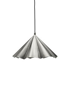 Flola Ø50 Silber hängelampe Von House Doctor - Die Lampe ist handgefertigt aus Eisen und mit einer eleganten, geb&uuml;rsteten Silberoberfl&auml;che versehen, die den Charakter des Materials hervorhebt.