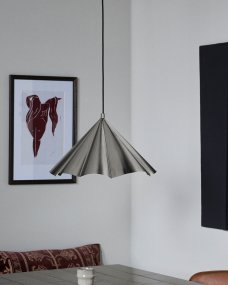 Flola Ø50 Silber hängelampe Von House Doctor - Die Lampe ist handgefertigt aus Eisen und mit einer eleganten, geb&uuml;rsteten Silberoberfl&auml;che versehen, die den Charakter des Materials hervorhebt.