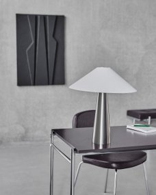 Soffi 48cm Silber tischlampe Von House Doctor - Die Tischleuchte Soffi besticht durch ihr stilvolles und modernes Design mit einer eleganten Kombination aus Metall und Textil.