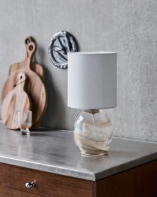 Hite 44cm Cremefarben tischlampe Von House Doctor - Der runde Glasfu&szlig; ist mit einem wundersch&ouml;nen, cremewei&szlig;en Wirbelmuster verziert, das jedes St&uuml;ck zu einem Unikat macht und der Lampe eine lebendige Ausstrahlung verleiht.