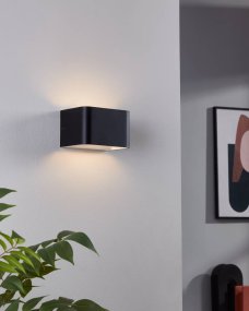 Sania 4 Schwarz wandlampe Von Eglo - Mit seinem nach oben und unten gerichteten Licht erzeugt es eine sanfte und stimmungsvolle Beleuchtung entlang der Wand.