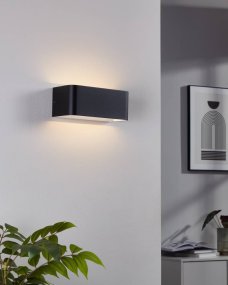 Sania 4 Schwarz wandlampe Von Eglo - Mit seinem nach oben und unten gerichteten Licht erzeugt es eine sanfte und stimmungsvolle Beleuchtung entlang der Wand.