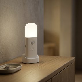 Merta Weiß tragbare Von Eglo - Die Lampe wird mit einer Station geliefert, auf der sie sich beispielsweise auf einem Nachttisch, einem Regal oder einem Schreibtisch platzieren lässt.