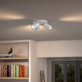 Pongee 3 Weiß spotlight Von Philips - Dank der drei verstellbaren Strahler lässt sich die Beleuchtung flexibel und effektiv gestalten – ideal, um verschiedene Bereiche des Raumes hervorzuheben.
