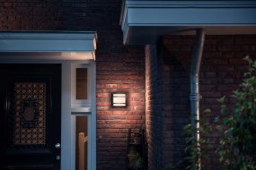 Petronia Anthrazit außenlampe Von Philips - Die Philips Petronia LED-Außenleuchte ist aus hochwertigem, langlebigem anthrazitgrauem Aluminium gefertigt.