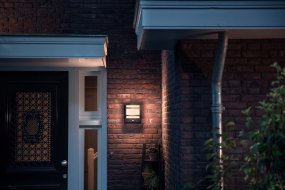 Petronia Anthrazit außenlampe Von Philips - Die Philips Petronia LED-Außenleuchte ist aus hochwertigem, langlebigem anthrazitgrauem Aluminium gefertigt.