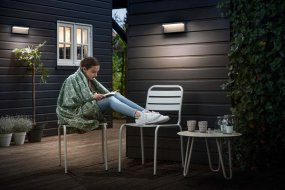 Bustan Anthrazit außenlampe Von Philips - Die hocheffizienten Außenleuchten Bustan von Philips nutzen bahnbrechende neue Technologien zur Reduzierung von Kohlenstoffemissionen, Materialabfällen und Energieverbrauch.