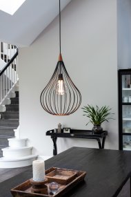 Drops Ø38 Schwarz Von Halo Design - Platzieren Sie es über dem Esstisch oder im Wohnzimmer.