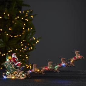 Deerville Mehrfarbig Von Star Trading - Dekofigur in Form des Weihnachtsmanns mit Schlitten und Rentieren.