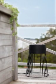 Koster Schwarz Von Globen Lighting - Koster ist eine grafische Lampe mit Schutzart IP44.