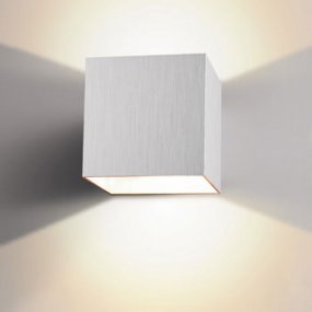 Alu Box 12cm Aluminium wandlampe Von Lampan - Das einzigartige Design erzeugt ein wundersch&ouml;nes Auf- und Ablicht, das sanft an die Wand f&auml;llt und dem Raum eine angenehme und einladende Atmosph&auml;re verleiht.
