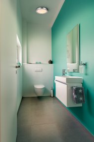 Classic Round Ø30 Chrom badezimmerlampe Von Ledvance - Sk&auml;rmen i frostat glas ger ett fint och bl&auml;ndfritt ljus i rummet.