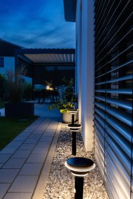 Double Circle Sensor Schwarz solarleuchte Von Ledvance - Der eingebaute PIR-Bewegungssensor und Tageslichtsensor schalten die Lampe bei Bewegung im Dunkeln automatisch ein und sorgen so für Sicherheit und Energieeffizienz.