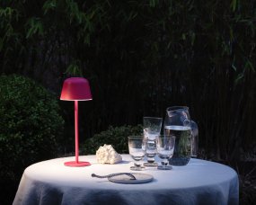 Table USB 30cm Magenta tragbare Von Ledvance - Mit der Schutzart IP54 ist es wetterfest und perfekt für den Einsatz im Innen- und Außenbereich geeignet.