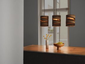 Cardboard Cylinder 83cm Braun hängelampe Von Ledvance - Die aus mehreren Lagen Karton gefertigten Schirme erzeugen im beleuchteten Zustand ein schönes Lichtspiel im Raum und tragen zu einer warmen und natürlichen Atmosphäre bei.