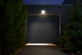 Flood Sensor 27W 4000K Dunkelgrau außenlampe Von Ledvance - Du kan ocks&aring; v&auml;lja att st&auml;nga av sensorn helt och d&aring; ist&auml;llet anv&auml;nda dig av timern, lampan &auml;r d&aring; t&auml;nd i 6h och sl&auml;ckt resterande timmar p&aring; dygnet.