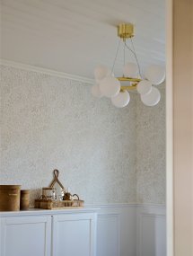 Molekyl Ø50 Mattes Messing hängelampe Von Aneta Lighting - Sein modernes und einzigartiges Design in Kombination mit hochwertigen Materialien macht es zur idealen Wahl für designbewusste Menschen – eine Lampe, die sowohl die Stimmung verbessert als auch ein Stil-Statement darstellt.