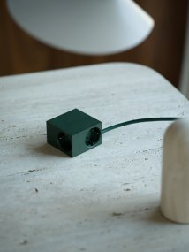 Cuboid Dunkelgrün Von Kord - Vielf&auml;ltige Montagem&ouml;glichkeiten &ndash; Befestigen Sie die Steckdose mit den magnetischen Seiten direkt an metallischen Oberfl&auml;chen, verwenden Sie den mitgelieferten Halter mit Reibungsfl&auml;che f&uuml;r eine stabile Platzierung auf dem Tisch oder montieren Sie sie mit 3M-Klebeband an der Wand f&uuml;r eine diskrete und leicht zug&auml;ngliche Steckdose.